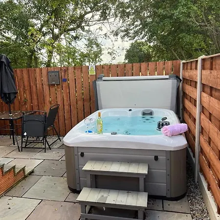 Holly With Hot Tub Holiday home York