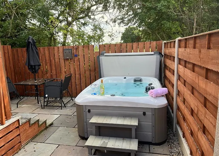 Holly With Hot Tub Holiday home York