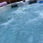 Holly With Hot Tub בית נופש