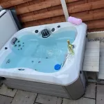 Holly With Hot Tub * יורק