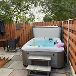 Holly With Hot Tub בית נופש יורק