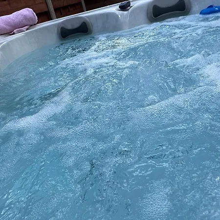 Holly With Hot Tub 別荘