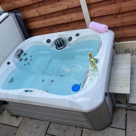 Holly With Hot Tub * ヨーク